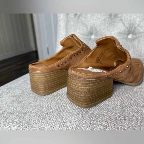 Universal Thread Women’s Cognac Faux Leather Point Toe Mules Size 7 Studded - Picture 4 of 4
